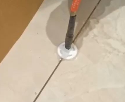 吉木萨尔瓷砖空鼓维修公司专业解答瓷砖在铺贴过程中，如果没有涂抹均匀到位的粘结材料（如水泥砂浆或瓷砖胶），可能会导致以下问题
